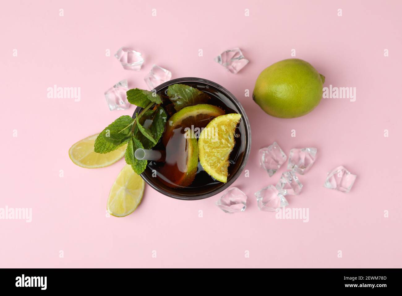 Ein Glas Cuba Libre Cocktail auf rosa Hintergrund Stockfoto