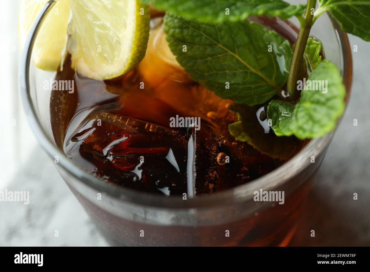 Ein Glas Cuba Libre Cocktail, Nahaufnahme Stockfoto