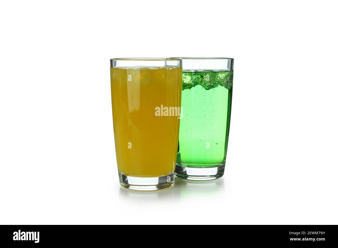 Gläser aus grünem und orangefarbenem Soda isoliert auf weißem Hintergrund Stockfoto