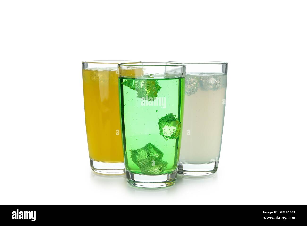 Gläser aus verschiedenen Soda isoliert auf weißem Hintergrund Stockfoto