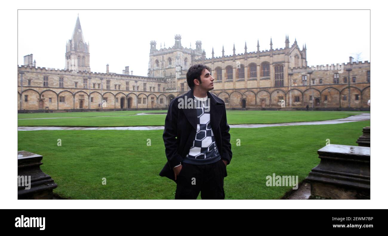 Bilawal Bhutto Zardari geht über ein Viereck am Christ Church College in Oxford, Südengland 11. Januar 2008. Der Sohn des ermordeten pakistanischen Oppositionsführers Benazir Bhutto und jetzt Vorsitzender der Pakistanischen Volkspartei, beginnt eine neue Amtszeit als Student an der Universität Oxford. PIC David Sandison Stockfoto