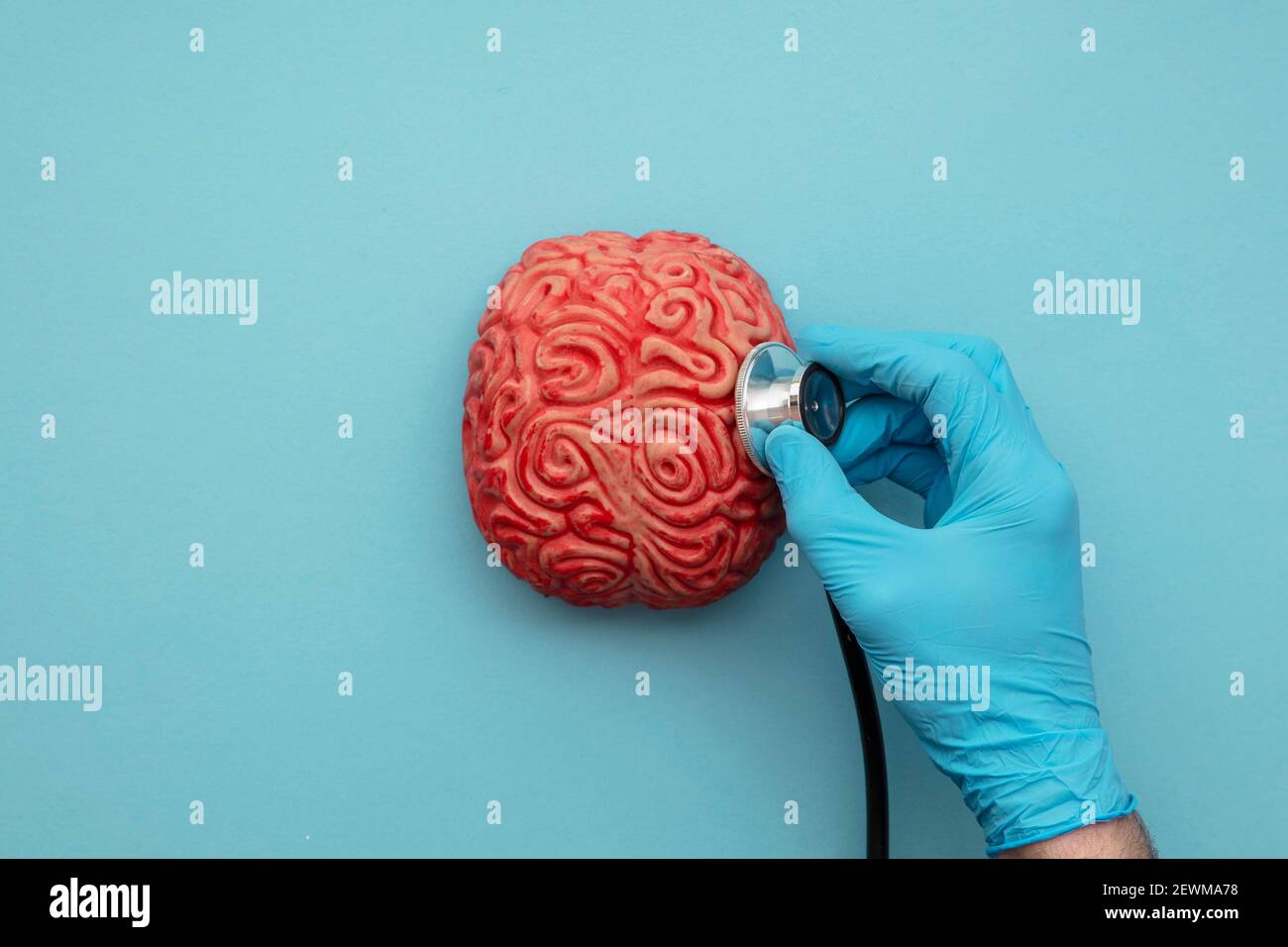 Arzt mit einem Stethoskop, um ein Gehirn zu analysieren. Konzept der psychischen Gesundheit Stockfoto