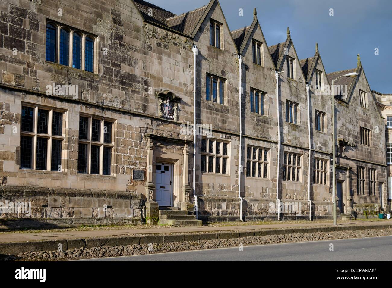 Die ehemalige Queen Elizabeth's Grammar School, Church Street, Ashbourne, Derbyshire, die 1585 gegründet wurde. Stockfoto