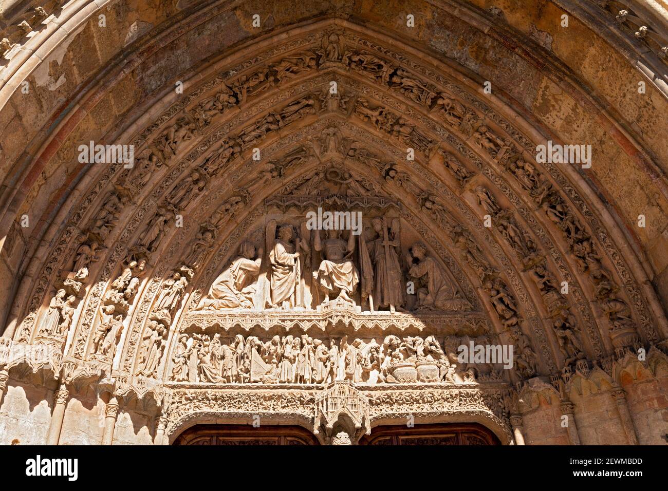 Europa, Spanien, Leon, Santa María de León Kathedrale mit kunstvoll geschnitzten Steinarbeiten über dem Haupteingang. Stockfoto
