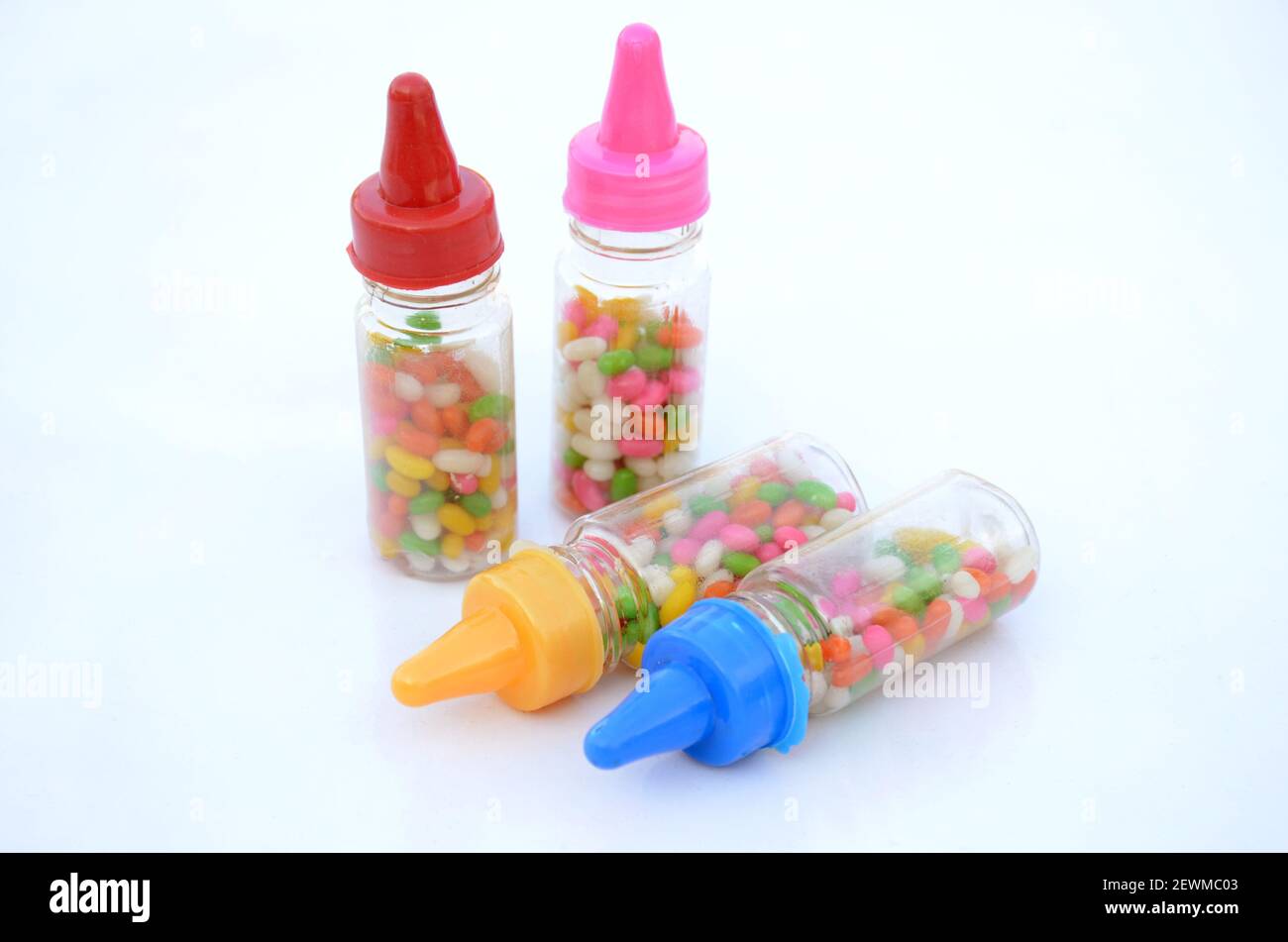 Die bunten süßen Anisbohnen Plastikflaschen isoliert auf weißem Hintergrund. Stockfoto