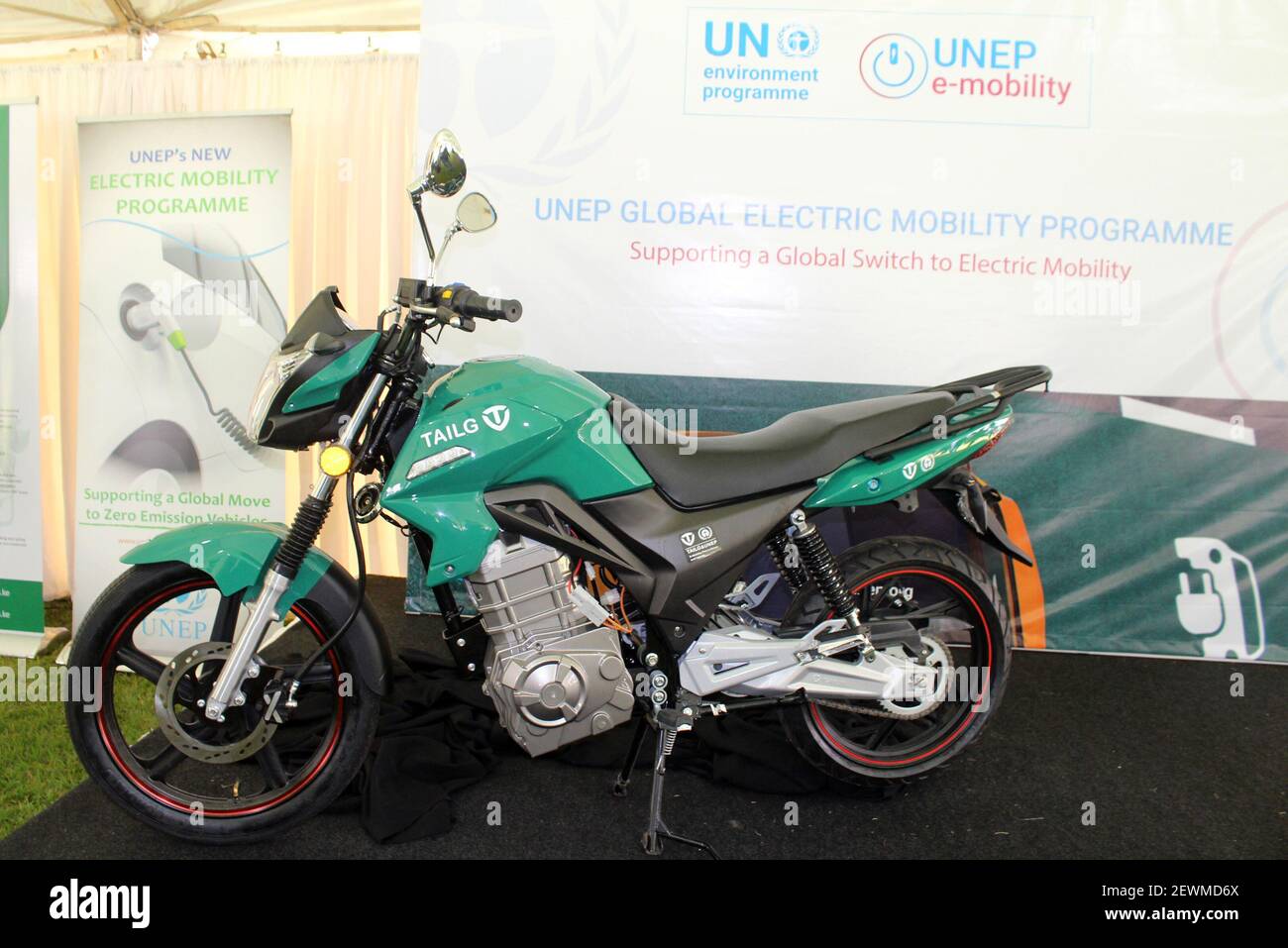 Nairobi, Kenia, 3. März 2021Photo aufgenommen am 2. März 2021 zeigt ein Elektromotorrad auf dem Gelände des Umweltprogramms der Vereinten Nationen in Nairobi, der Hauptstadt Kenias. Das Umweltprogramm der Vereinten Nationen (UNEP) hat am Dienstag in Kenias Hauptstadt Nairobi ein Pilotprojekt für Elektrofahrräder gestartet, das den Ball für Afrikas Übergang zur Elektromobilität auf den Weg gebracht hat. Das Projekt, bei dem 49 Motorräder der chinesischen Tailing Technology Group wenig Lärm machten, aber großes Interesse am Karura-Wald in Nairobi weckten, soll politischen Entscheidungsträgern helfen, die Hindernisse bei der Aufnahme der dringend benötigten Fahrzeuge zu beurteilen Stockfoto