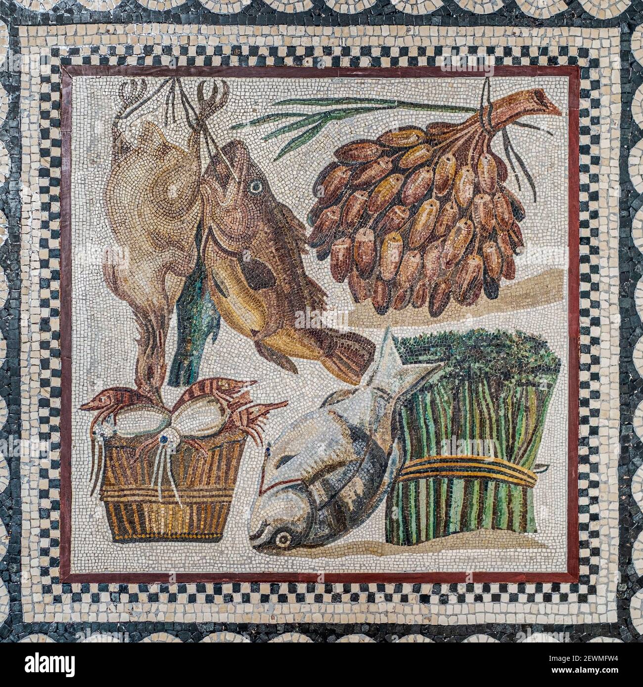 Antike römische Kunst, Fisch und Gemüse Aufhängen in einem Schrank, Stillleben Mosaik, 2nd Jahrhundert, aus einer Villa am Tor Marancia, Vatikanische Museen, Rom. Stockfoto