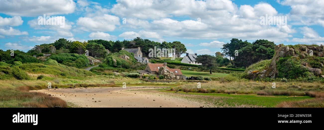Malerische Panoramalandschaft mit Häusern und Felsen bei Pors Hir, Côtes d'Armor, Bretagne, Frankreich Stockfoto