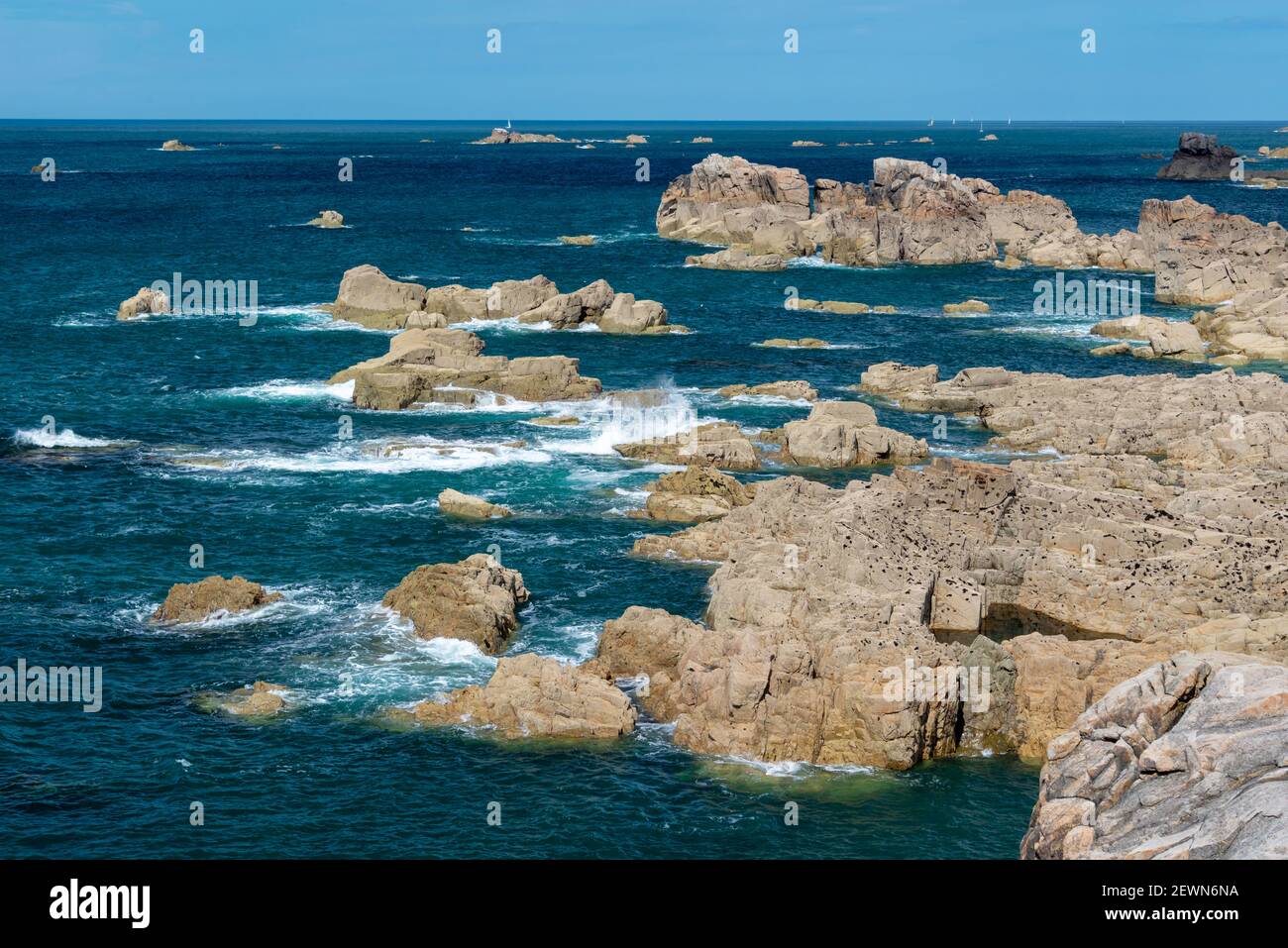Wilde Küste mit Felsen im Meer bei Plougrescant Côtes d'Armor, Bretagne, Frankreich Stockfoto