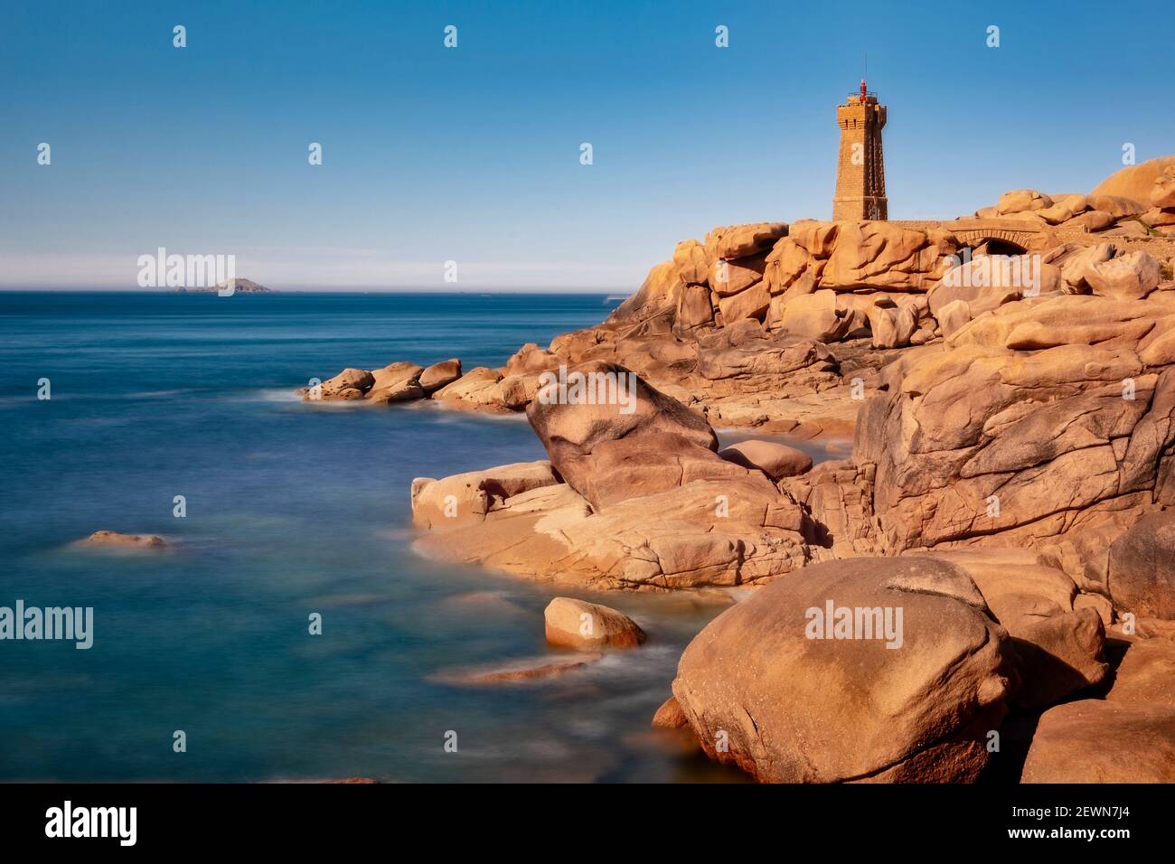 Leuchtturm von Ploumanach an der goldenen Stunde in Perros-Guirec, Côtes d'Armor, Bretagne, Frankreich Stockfoto