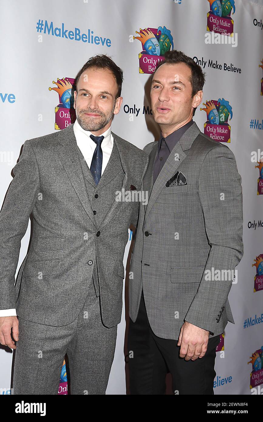 Jonny Lee Miller Und Seine Freundin Jude Law Nehmen An Der Einzigen Make Believe S Gala Make Believe On Broadway Teil Die Jude Law Am 14 November 2016 Im St James Theater In