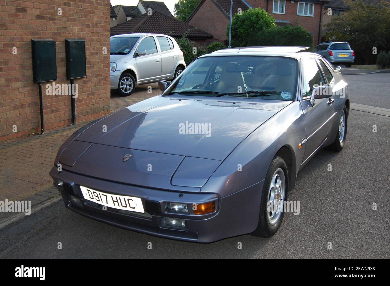 Porsche Sports Car Grau alter Straßenwagen schneller sportlicher Look altmodisch geparkter Tourer offenes Sonnendach poliert sauberes Mädchenauto sieht hübsch aus Stockfoto
