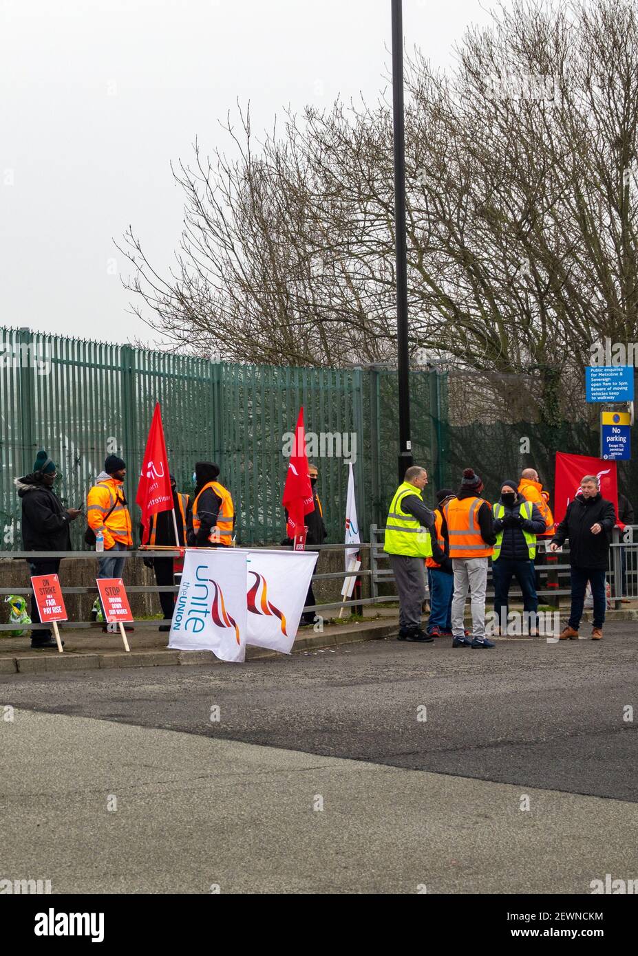 London, Großbritannien. 3rd. März 2021. Busfahrer in London streiken an der Pfostenlinie am Edgware Bus Station & Depot. 2000 Busfahrer in ganz London haben industrielle Maßnahmen bezüglich der Entgeltbedingungen ergriffen. London Sovereign (die als Tochtergesellschaft des französischen Unternehmens RATP tätig ist) bietet eine Gehaltserhöhung von 0,75% an, die Unite Union als "weit unter" anderen Londoner Busbetreibern bezeichnet. Weitere Streikmaßnahmen sind für Mittwoch, den 10th. Und 17th. März geplant und dürften bei der Wiedereröffnung der Schulen in der Hauptstadt nächste Woche zu Störungen für Schulkinder führen. Kredit: Bradley Taylor / Alamy Live Nachrichten Stockfoto