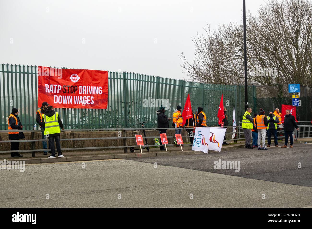 London, Großbritannien. 3rd. März 2021. Busfahrer in London streiken an der Pfostenlinie am Edgware Bus Station & Depot. 2000 Busfahrer in ganz London haben industrielle Maßnahmen bezüglich der Entgeltbedingungen ergriffen. London Sovereign (die als Tochtergesellschaft des französischen Unternehmens RATP tätig ist) bietet eine Gehaltserhöhung von 0,75% an, die Unite Union als "weit unter" anderen Londoner Busbetreibern bezeichnet. Weitere Streikmaßnahmen sind für Mittwoch, den 10th. Und 17th. März geplant und dürften bei der Wiedereröffnung der Schulen in der Hauptstadt nächste Woche zu Störungen für Schulkinder führen. Kredit: Bradley Taylor / Alamy Live Nachrichten Stockfoto