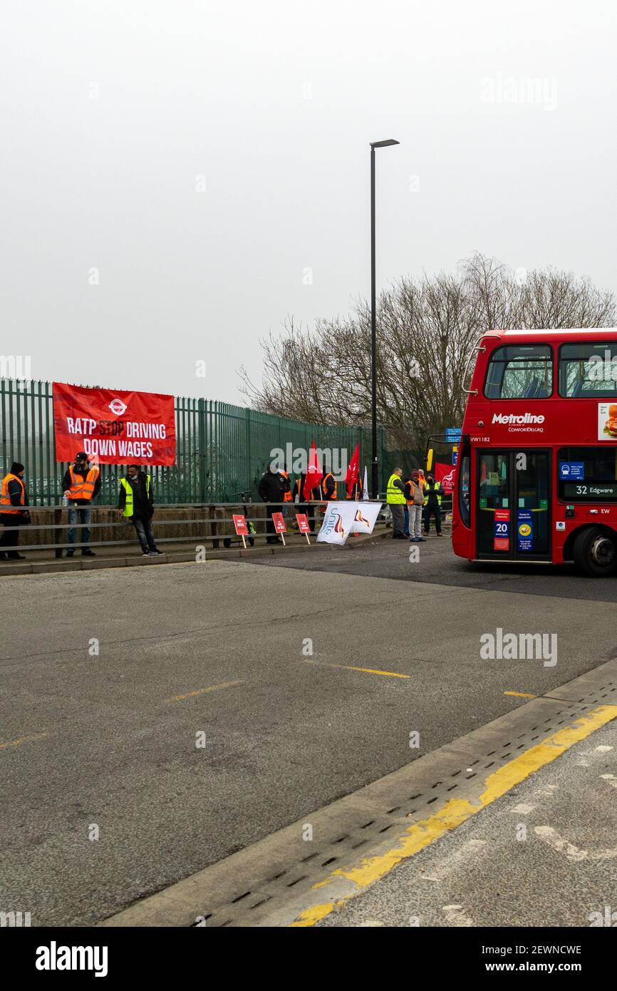 London, Großbritannien. 3rd. März 2021. Passagiere in Nordwestlondon, die von Streiks durch Busfahrer betroffen sind, sagen also, dass sie wegen der abgesagten Buslinien Schwierigkeiten haben, Impfzentren zu erreichen. 2000 Busfahrer in ganz London haben industrielle Maßnahmen bezüglich der Entgeltbedingungen ergriffen. London Sovereign (die als Tochtergesellschaft des französischen Unternehmens RATP tätig ist) bietet eine Gehaltserhöhung von 0,75% an, die Unite Union als "weit unter" anderen Londoner Busbetreibern bezeichnet. Weitere Streikmaßnahmen sind für Mittwoch, den 10th. Und 17th. März geplant. Kredit: Bradley Taylor / Alamy Live Nachrichten Stockfoto