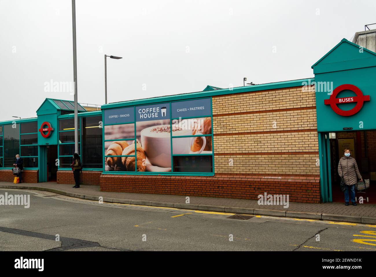 London, Großbritannien. 3rd. März 2021. Passagiere in Nordwestlondon, die von Streiks durch Busfahrer betroffen sind, sagen also, dass sie wegen der abgesagten Buslinien Schwierigkeiten haben, Impfzentren zu erreichen. 2000 Busfahrer in ganz London haben industrielle Maßnahmen bezüglich der Entgeltbedingungen ergriffen. London Sovereign (die als Tochtergesellschaft des französischen Unternehmens RATP tätig ist) bietet eine Gehaltserhöhung von 0,75% an, die Unite Union als "weit unter" anderen Londoner Busbetreibern bezeichnet. Weitere Streikmaßnahmen sind für Mittwoch, den 10th. Und 17th. März geplant. Kredit: Bradley Taylor / Alamy Live Nachrichten Stockfoto