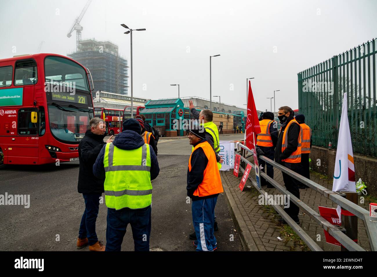 London, Großbritannien. 3rd. März 2021. Busfahrer in London streiken an der Pfostenlinie am Edgware Bus Station & Depot. 2000 Busfahrer in ganz London haben industrielle Maßnahmen bezüglich der Entgeltbedingungen ergriffen. London Sovereign (die als Tochtergesellschaft des französischen Unternehmens RATP tätig ist) bietet eine Gehaltserhöhung von 0,75% an, die Unite Union als "weit unter" anderen Londoner Busbetreibern bezeichnet. Weitere Streikmaßnahmen sind für Mittwoch, den 10th. Und 17th. März geplant und dürften bei der Wiedereröffnung der Schulen in der Hauptstadt nächste Woche zu Störungen für Schulkinder führen. Kredit: Bradley Taylor / Alamy Live Nachrichten Stockfoto