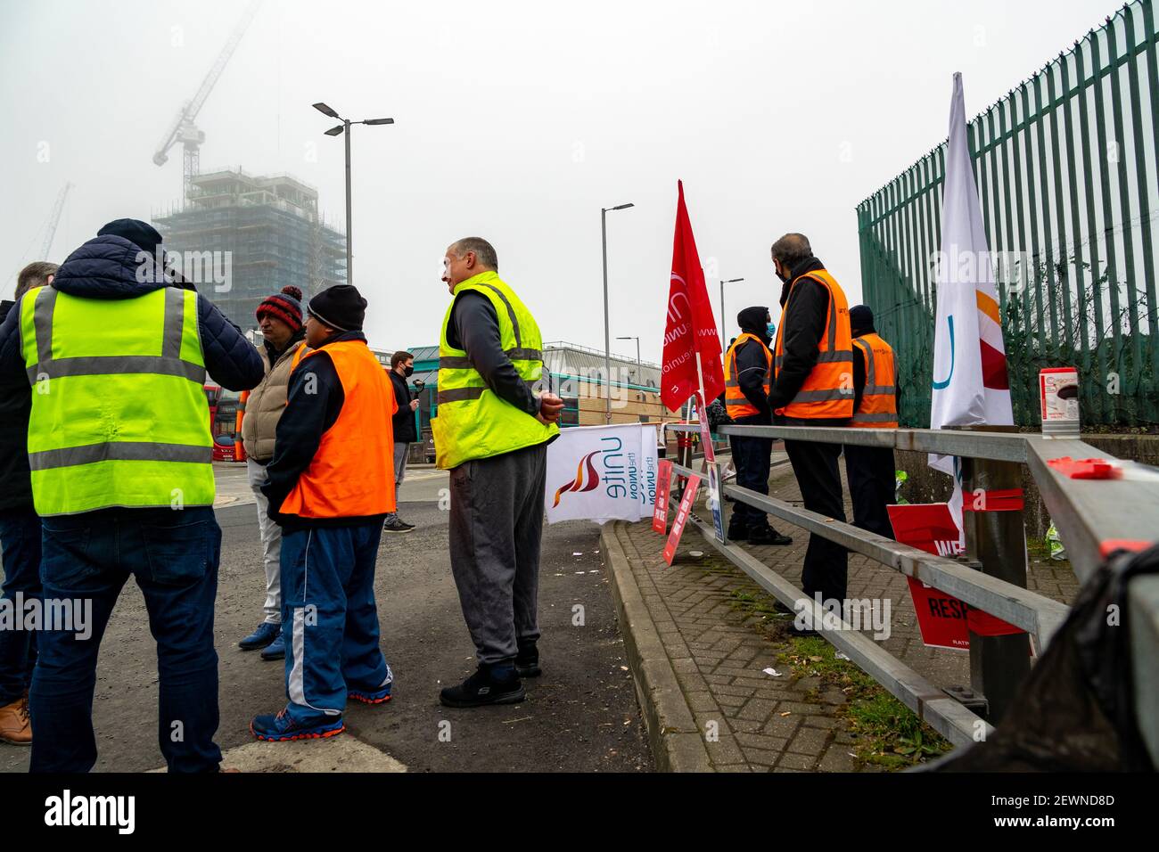 London, Großbritannien. 3rd. März 2021. Busfahrer in London streiken an der Pfostenlinie am Edgware Bus Station & Depot. 2000 Busfahrer in ganz London haben industrielle Maßnahmen bezüglich der Entgeltbedingungen ergriffen. London Sovereign (die als Tochtergesellschaft des französischen Unternehmens RATP tätig ist) bietet eine Gehaltserhöhung von 0,75% an, die Unite Union als "weit unter" anderen Londoner Busbetreibern bezeichnet. Weitere Streikmaßnahmen sind für Mittwoch, den 10th. Und 17th. März geplant und dürften bei der Wiedereröffnung der Schulen in der Hauptstadt nächste Woche zu Störungen für Schulkinder führen. Kredit: Bradley Taylor / Alamy Live Nachrichten Stockfoto