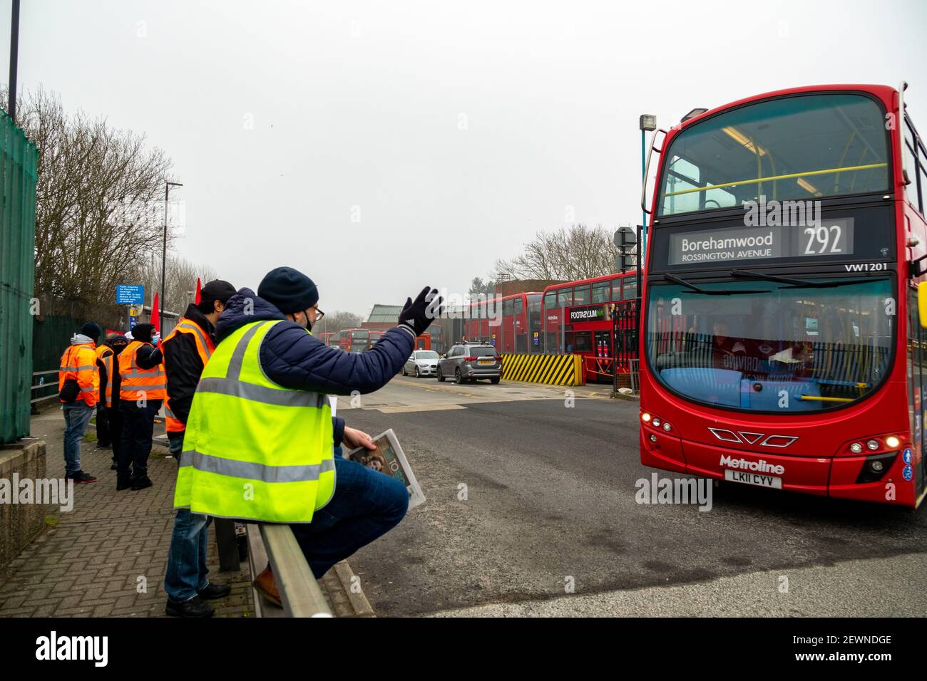 London, Großbritannien. 3rd. März 2021. Busfahrer in London streiken an der Pfostenlinie am Edgware Bus Station & Depot. 2000 Busfahrer in ganz London haben industrielle Maßnahmen bezüglich der Entgeltbedingungen ergriffen. London Sovereign (die als Tochtergesellschaft des französischen Unternehmens RATP tätig ist) bietet eine Gehaltserhöhung von 0,75% an, die Unite Union als "weit unter" anderen Londoner Busbetreibern bezeichnet. Weitere Streikmaßnahmen sind für Mittwoch, den 10th. Und 17th. März geplant und dürften bei der Wiedereröffnung der Schulen in der Hauptstadt nächste Woche zu Störungen für Schulkinder führen. Kredit: Bradley Taylor / Alamy Live Nachrichten Stockfoto