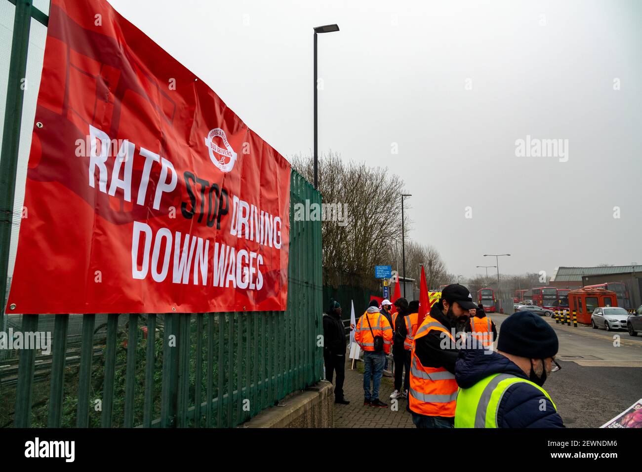 London, Großbritannien. 3rd. März 2021. Busfahrer in London streiken an der Pfostenlinie am Edgware Bus Station & Depot. 2000 Busfahrer in ganz London haben industrielle Maßnahmen bezüglich der Entgeltbedingungen ergriffen. London Sovereign (die als Tochtergesellschaft des französischen Unternehmens RATP tätig ist) bietet eine Gehaltserhöhung von 0,75% an, die Unite Union als "weit unter" anderen Londoner Busbetreibern bezeichnet. Weitere Streikmaßnahmen sind für Mittwoch, den 10th. Und 17th. März geplant und dürften bei der Wiedereröffnung der Schulen in der Hauptstadt nächste Woche zu Störungen für Schulkinder führen. Kredit: Bradley Taylor / Alamy Live Nachrichten Stockfoto