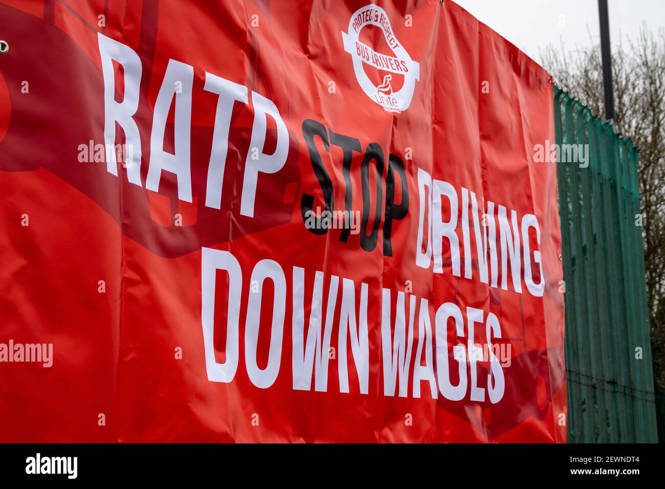 London, Großbritannien. 3rd. März 2021. Busfahrer in London streiken an der Pfostenlinie am Edgware Bus Station & Depot. 2000 Busfahrer in ganz London haben industrielle Maßnahmen bezüglich der Entgeltbedingungen ergriffen. London Sovereign (die als Tochtergesellschaft des französischen Unternehmens RATP tätig ist) bietet eine Gehaltserhöhung von 0,75% an, die Unite Union als "weit unter" anderen Londoner Busbetreibern bezeichnet. Weitere Streikmaßnahmen sind für Mittwoch, den 10th. Und 17th. März geplant und dürften bei der Wiedereröffnung der Schulen in der Hauptstadt nächste Woche zu Störungen für Schulkinder führen. Kredit: Bradley Taylor / Alamy Live Nachrichten Stockfoto