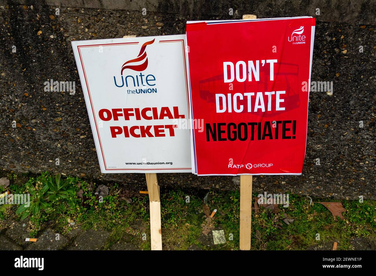 London, Großbritannien. 3rd. März 2021. Busfahrer in London streiken an der Pfostenlinie am Edgware Bus Station & Depot. 2000 Busfahrer in ganz London haben industrielle Maßnahmen bezüglich der Entgeltbedingungen ergriffen. London Sovereign (die als Tochtergesellschaft des französischen Unternehmens RATP tätig ist) bietet eine Gehaltserhöhung von 0,75% an, die Unite Union als "weit unter" anderen Londoner Busbetreibern bezeichnet. Weitere Streikmaßnahmen sind für Mittwoch, den 10th. Und 17th. März geplant und dürften bei der Wiedereröffnung der Schulen in der Hauptstadt nächste Woche zu Störungen für Schulkinder führen. Kredit: Bradley Taylor / Alamy Live Nachrichten Stockfoto
