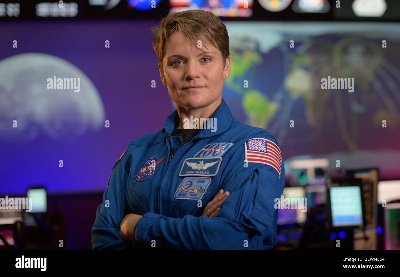 HOUSTON, TX, USA - 17. September 2020 - NASA-Astronautin Anne McClain posiert für ein Porträt, Donnerstag, 17. September 2020, im Blue Flight Control Room bei Stockfoto