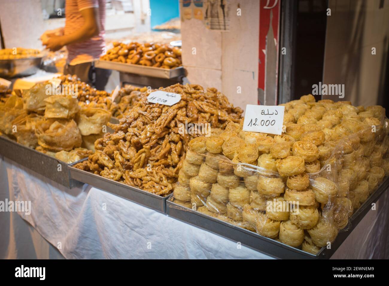 Verkauf von Kuchen in einem Souk Stockfoto