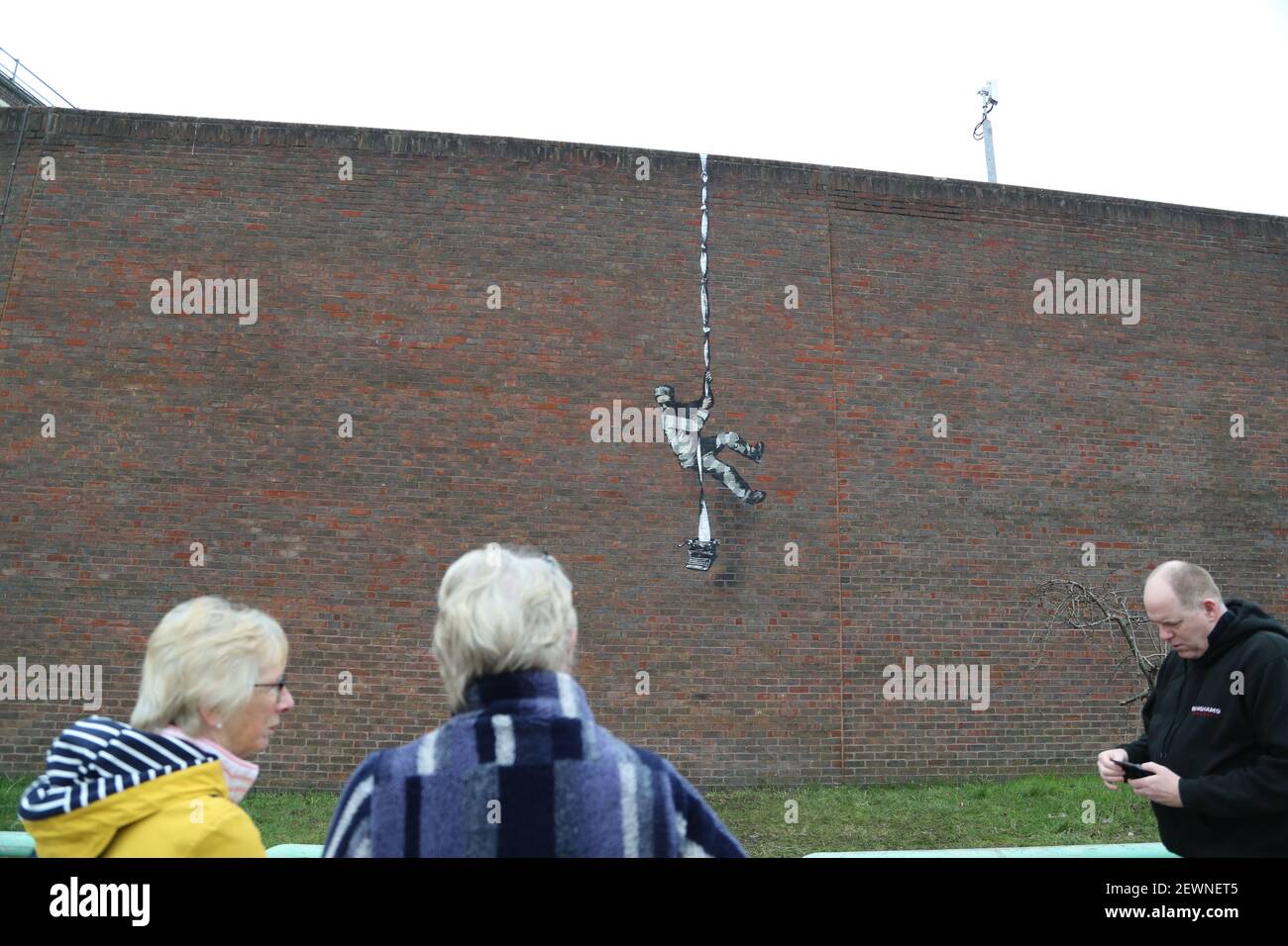 Reading, Großbritannien. März 2021, 3rd. An der Gefängniswand erschien über Nacht ein Banksy-Wandgemälde, auf dem Oskar Wilde aus dem Gefängnis von Reading entfliehen sah. Quelle: Uwe Deffner/Alamy Live News Stockfoto