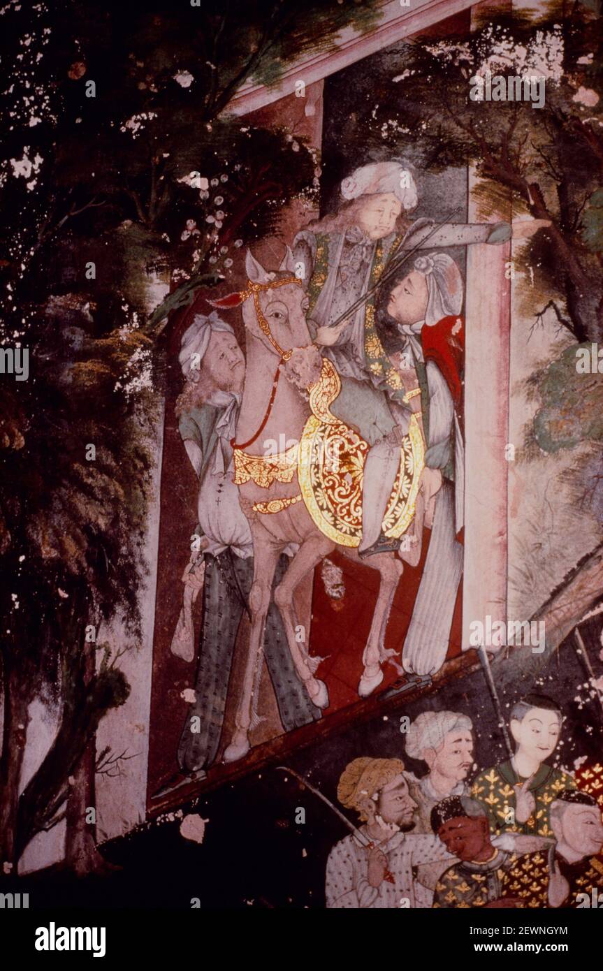Ein europäischer Abenteurer im Einsatz des Königs Videha mit den Moghul-Soldaten im Vordergrund, Mitte der Nordwand, gemalt von Khru Thong PE, Stockfoto