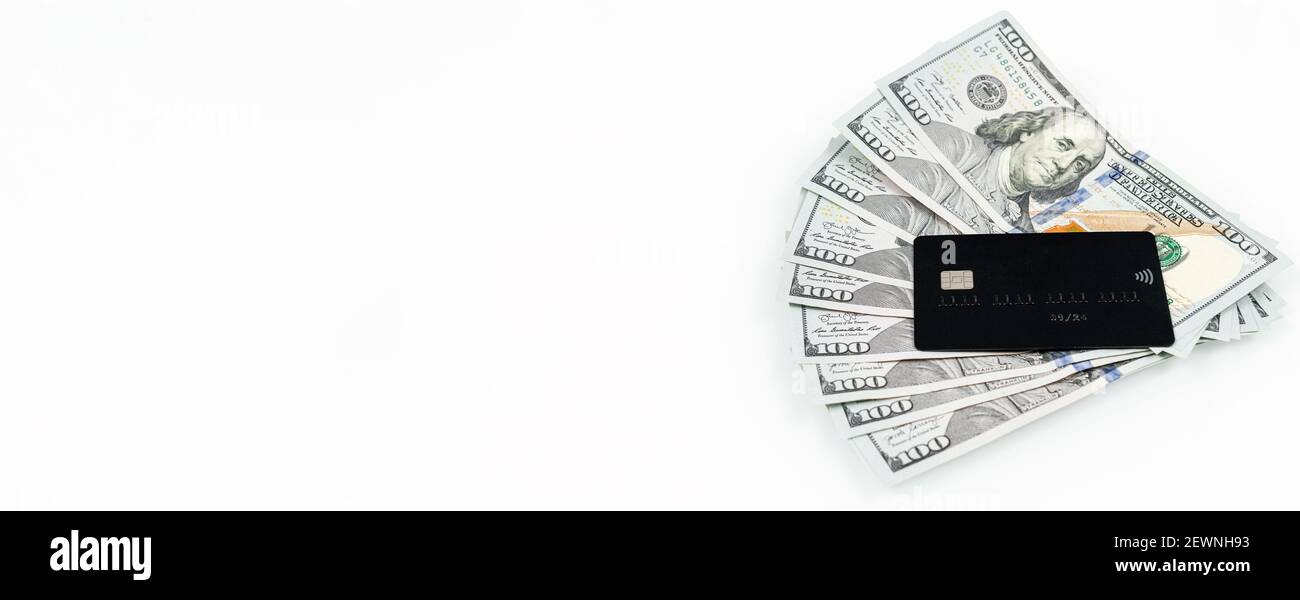 Kreditkarte auf Fan von hundert-Dollar-Scheine. Geld-, Business- und Online-Shopping-Konzept. Banner, Kopierbereich, weißer Hintergrund Stockfoto