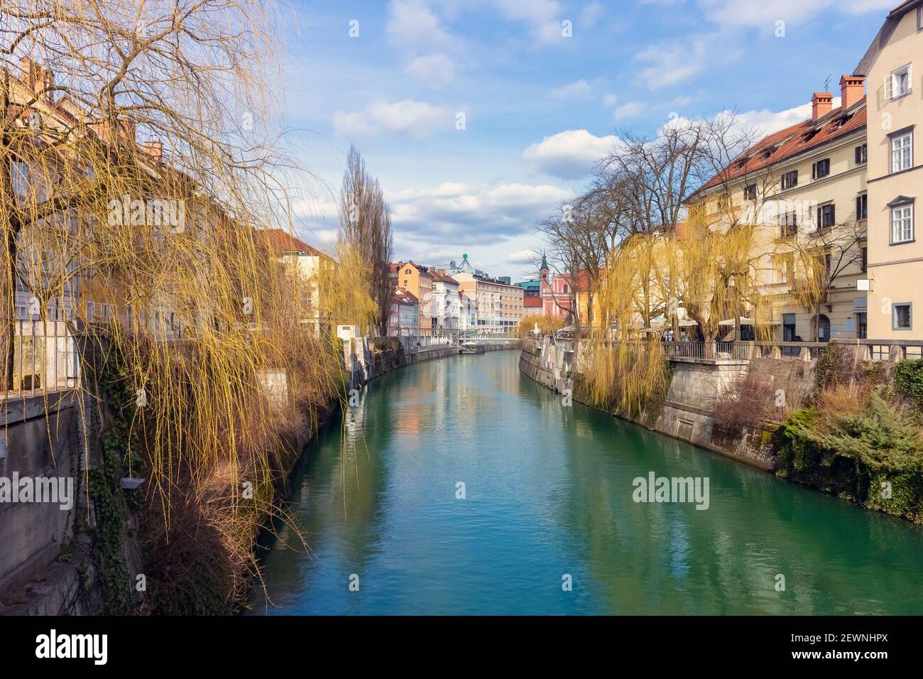 Ljubljana Stadtzentrum im Herbst in Slowenien mit Fluss Ljubljanica. Stockfoto