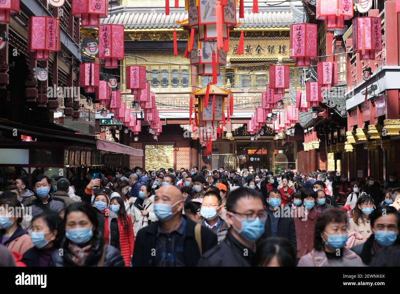 Shanghai.China-Feb,2021: Überfüllte Touristen in Gesichtsmaske, um Coronavirus zu verhindern, zu Fuß in City God Temple während des traditionellen chinesischen Neujahrs Stockfoto