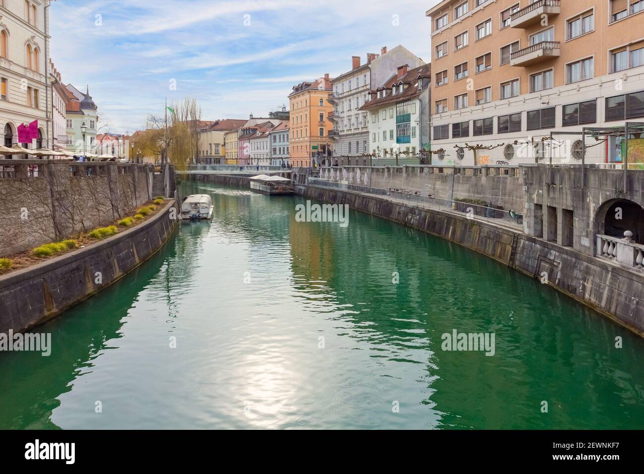 Ljubljana Stadtzentrum im Herbst in Slowenien mit Fluss Ljubljanica. Stockfoto