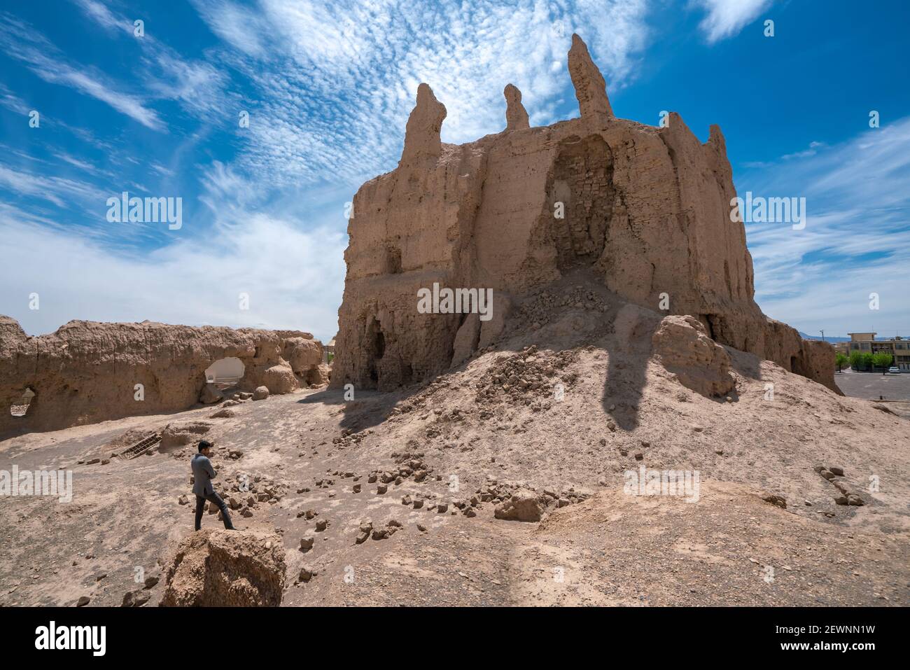 Naein, Iran - 14,04.2019: Ein Mann mit Blick auf die Ruinen der alten Naryn Burg. Sehr alte Festung im alten Persien, Iran. Stockfoto
