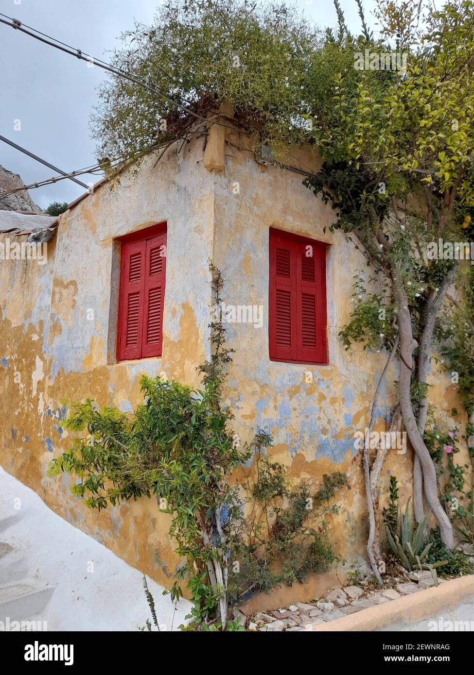 Alter colorfulf Wand eines alten Hauses im malerischen Bezirk von Anafiotika, in Plaka, der Altstadt von Athen, Hauptstadt von Griechenland, Europa Stockfoto