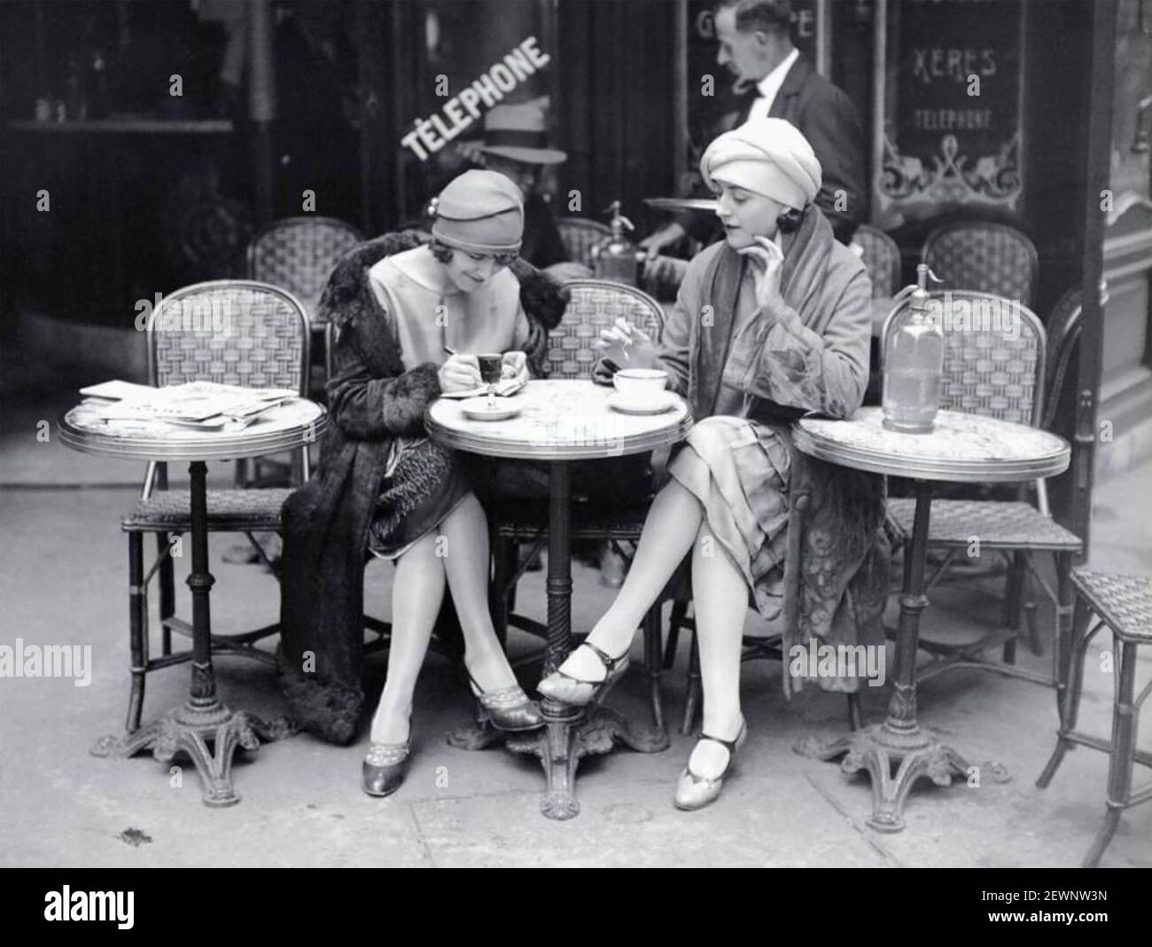 PARISER CAFÉ-SZENE in der 1920s Stockfoto