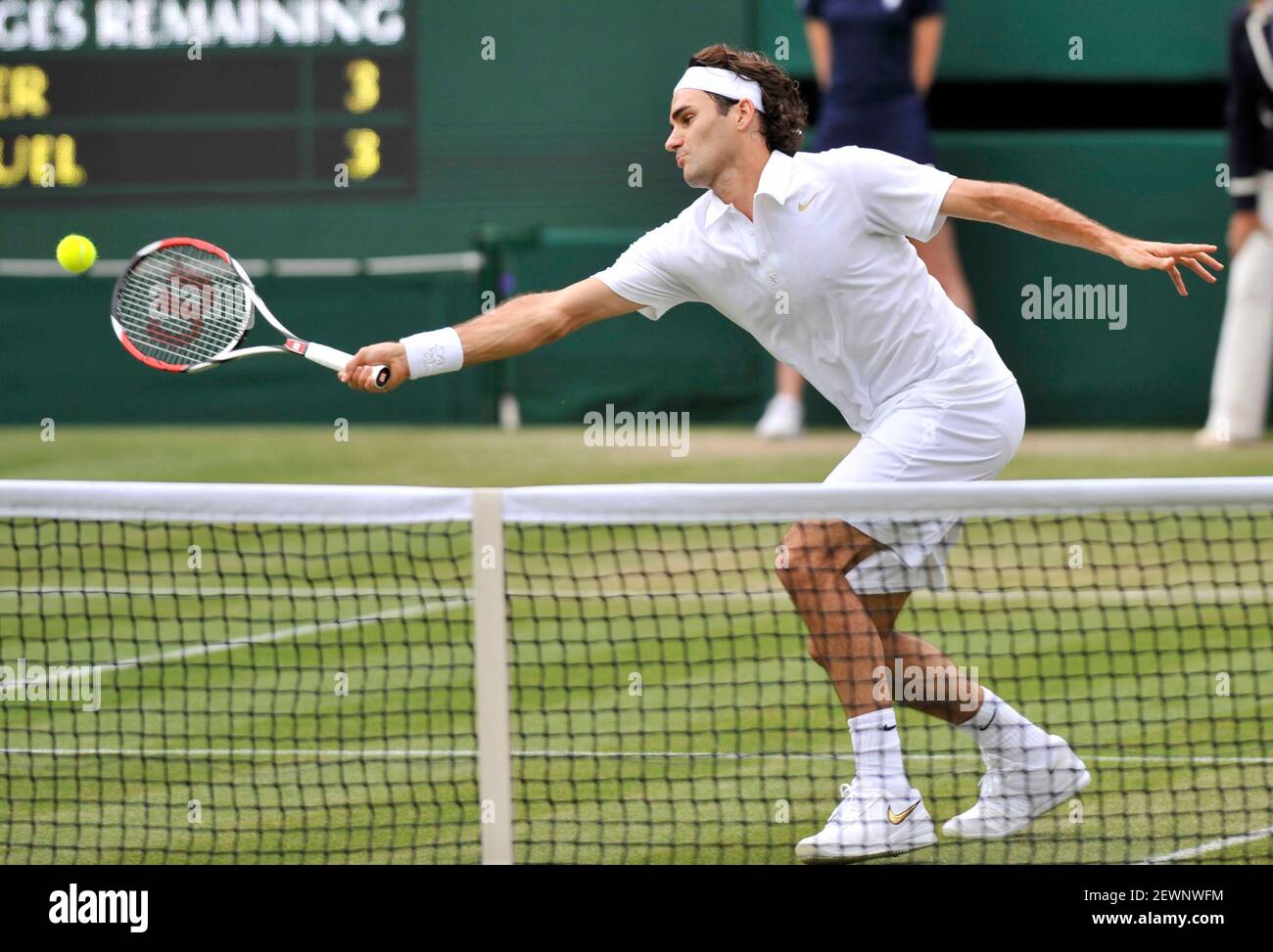 WIMBLEDON TENNIS CHAMPIONSHIPS 2008. 5TH TAG 27/6/2008 RODGER FEDERERERV WÄHREND SEINER 3ROUND SPIEL WIYH M.GICQUEL. BILD DAVID ASHDOWN Stockfoto