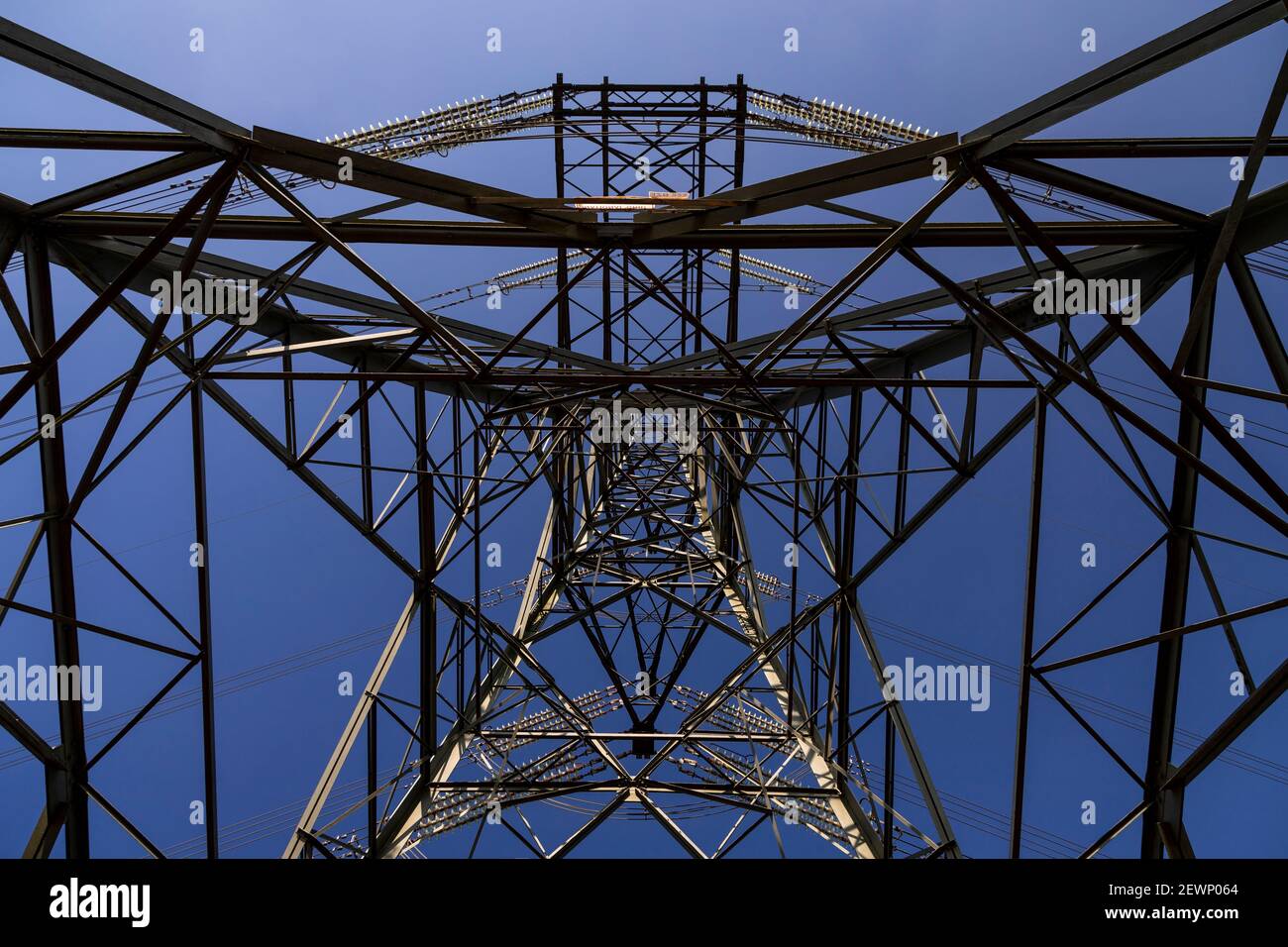 Strommast und Kabel gegen einen blauen Himmel Stockfoto