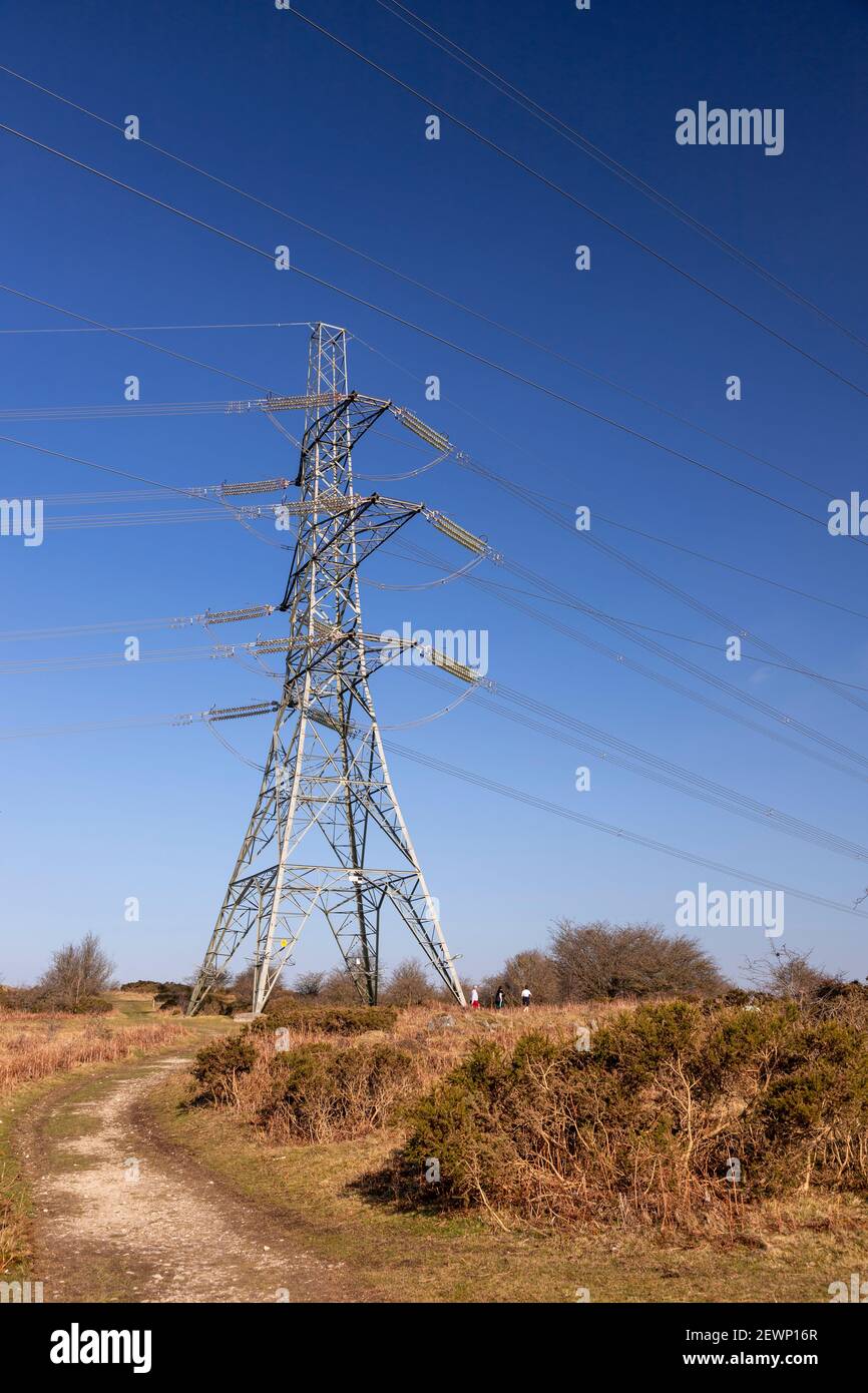 Strommast und Kabel gegen einen blauen Himmel Stockfoto