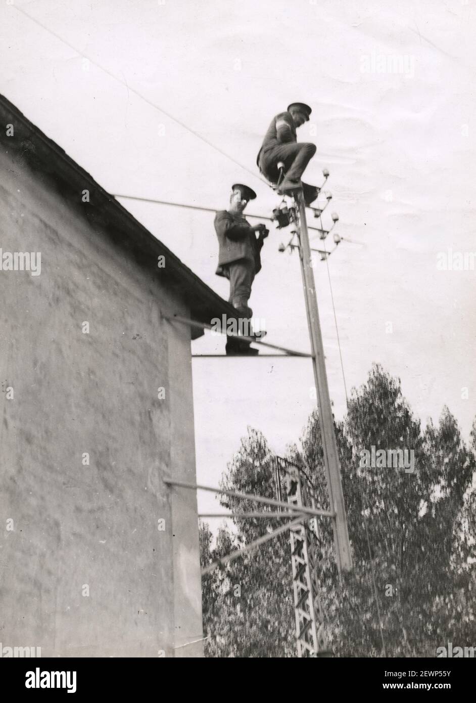 Vintage World war One Foto - WWI: Royal Engineers Reparatur gebrochener Telegraphendrähte. Stockfoto