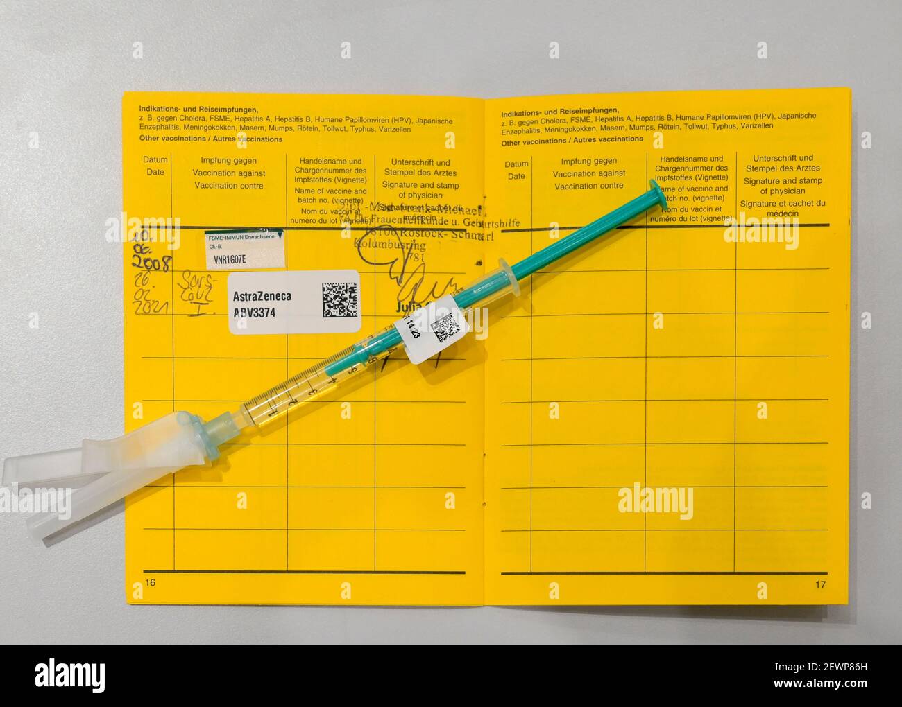 Covid impfausweis uk Fotos und Bildmaterial in hoher Auflösung Alamy