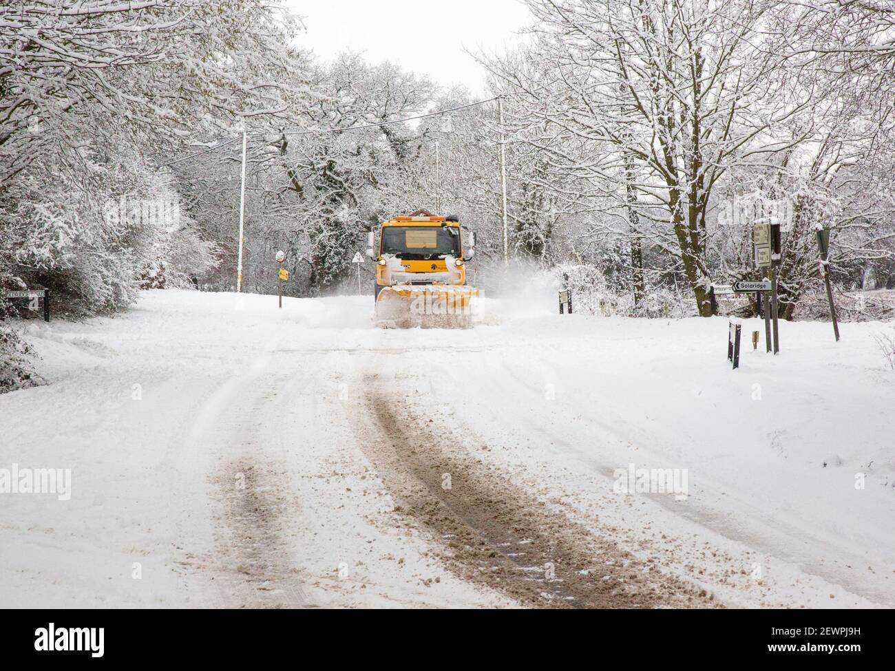 Hampshire County Council Gritter LKW und Schneepflug, Lymington Bottom Road, Medstead, Alton, Hampshire. Stockfoto