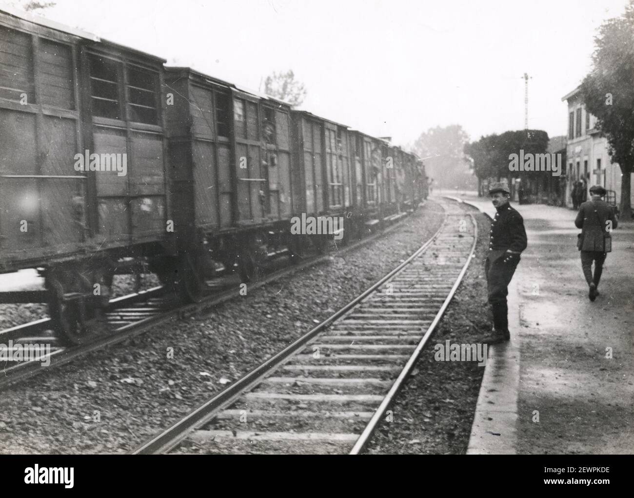 Vintage World war One Photo - WWI: Britische Truppenzüge fahren durch Culchy, Frankreich. Stockfoto