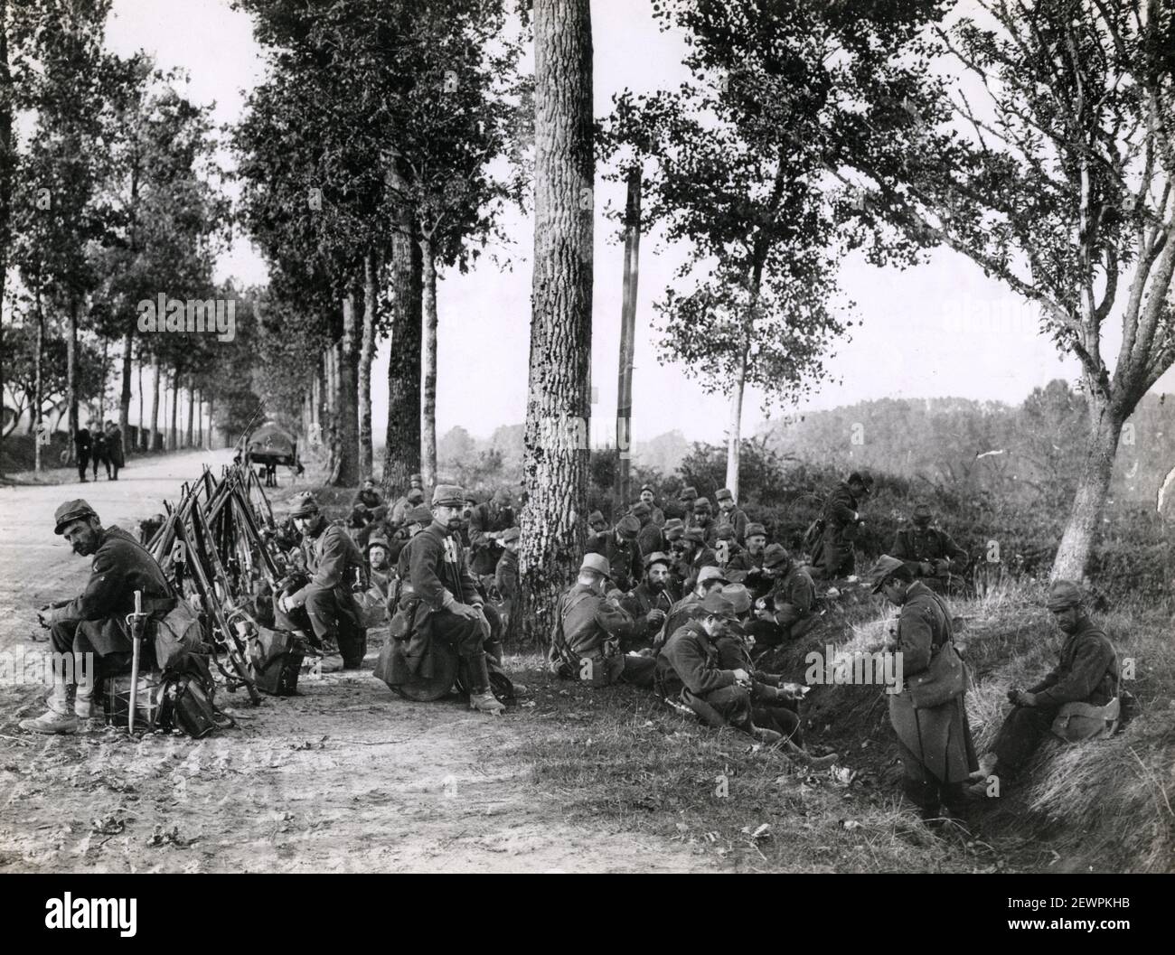 Vintage World war One Photo - WWI: Französische Soldaten ruhen auf ihrem Weg zur Front. Stockfoto