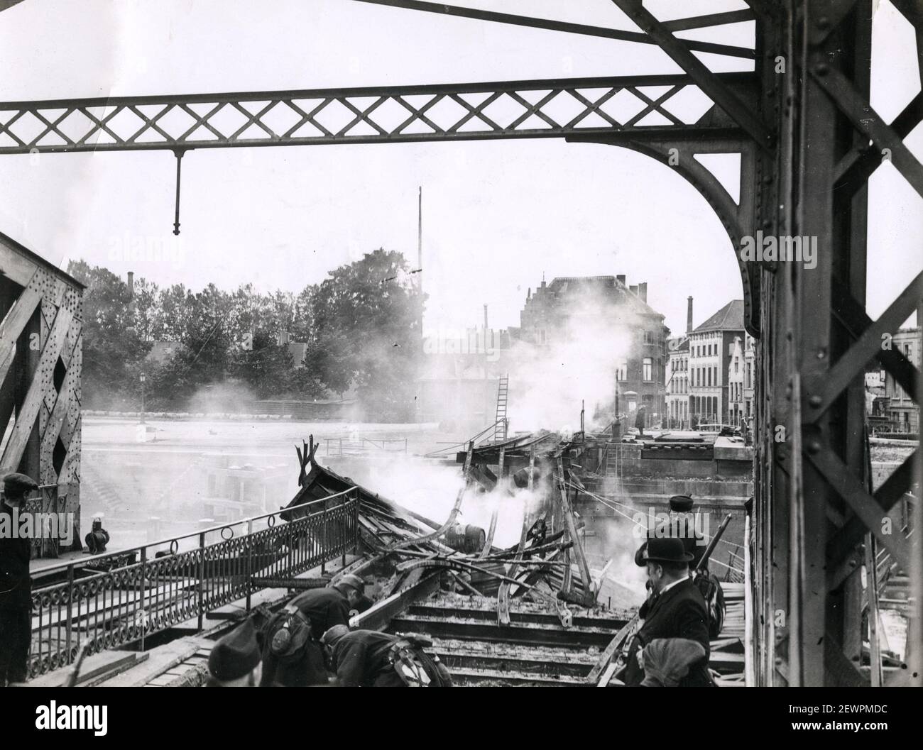 Vintage World war One Foto - WWI: Eisenbahnbrücke gesprengt Dendermonde, Termonde. Stockfoto