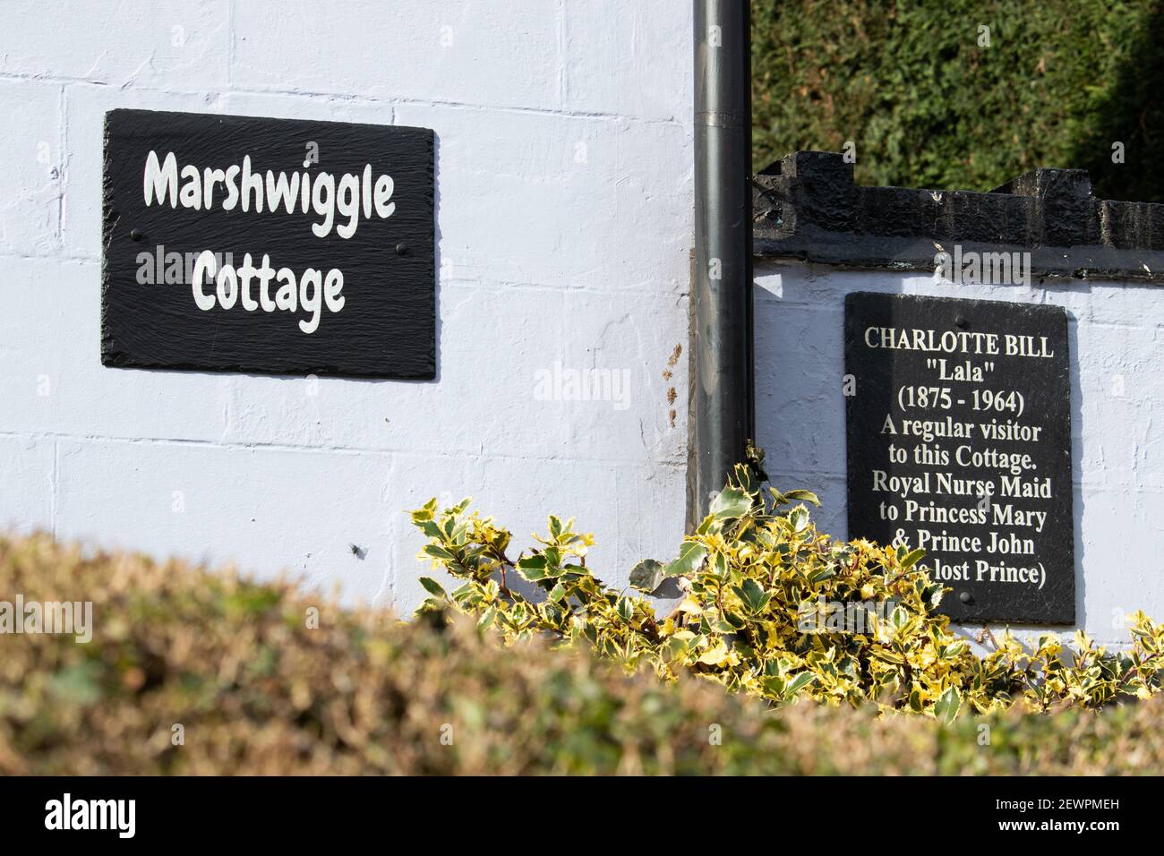 Marshwiggle Cottage liegt an der Seite des Coventry Canal am Stadtrand von Tamworth. Das Cottage ist hell gestrichen und verfügt über Galerien von Modellpuppen mit Blick auf die Fenster und auf den Balkonen. Die Hütte trägt die Plakette, Charlotte Bill 'Lala' (1875-1964) ein regelmäßiger Besucher in diesem Haus. Königliche Fürsorge für Prinzessin Maria und Prinz John (der verlorene Prinz). Stockfoto