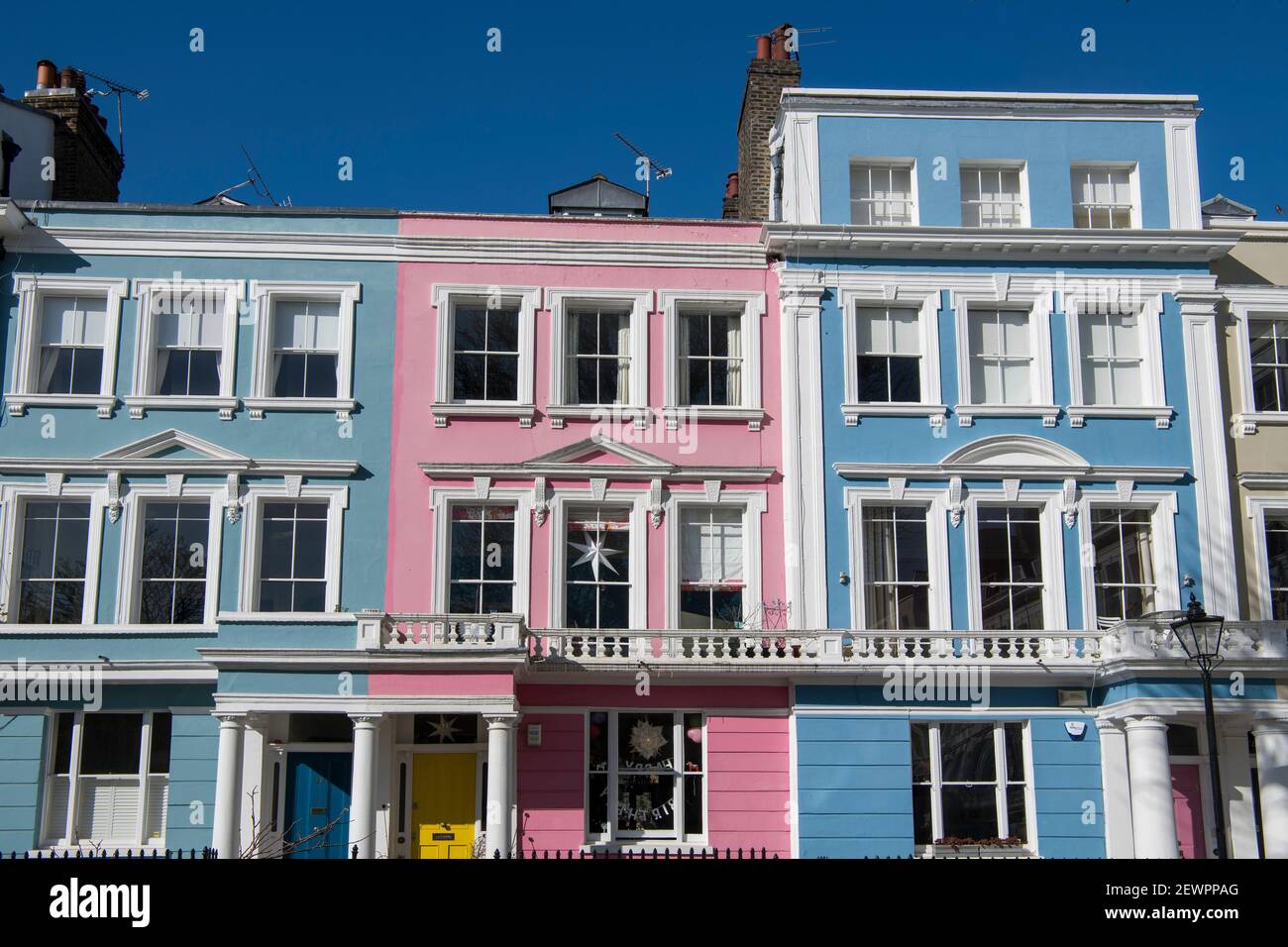 Hell gefärbte Italianate Reihenhäuser Grade ll aufgeführten Chalcot Square Primrose Hill im Norden Londons, England Stockfoto