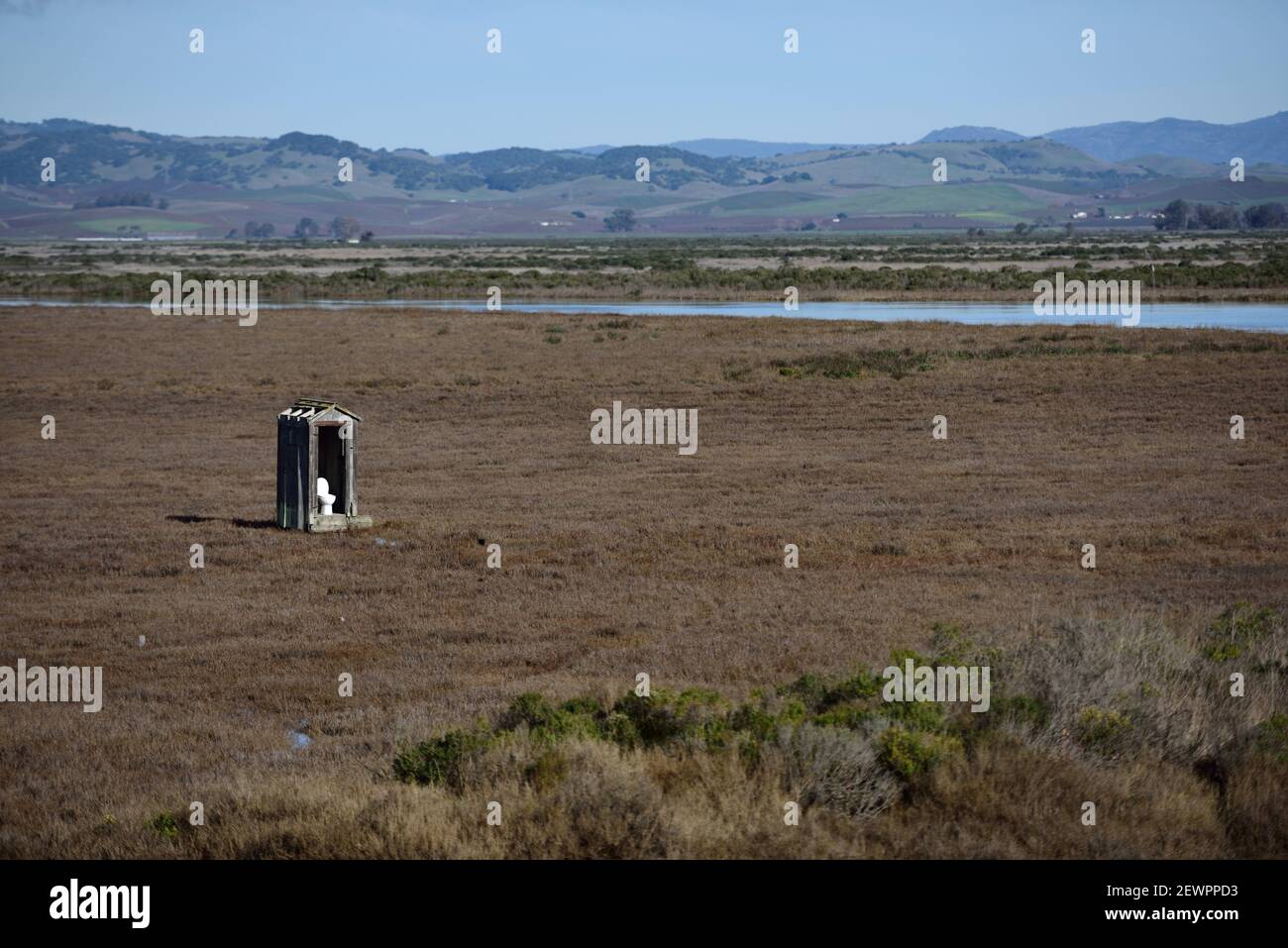 Ein Nebengebäude ist in der Mitte des San Pablo Bay National Wildlife Refuge in der Nähe von Petaluma, Kalifornien, am 12. Dezember 2016 abgebildet. Die Gezeitensumpfgebiete rund um die Bucht waren einige der größten an der Pazifikküste, aber aufgrund der zunehmenden Landwirtschaft, Entwicklung und andere menschliche Aktivitäten wie hydraulische Bergbau, über 85% des Landes verändert worden. (Foto von Alex Milan Tracy) *** Bitte benutzen Sie Credit from Credit Field *** Stockfoto