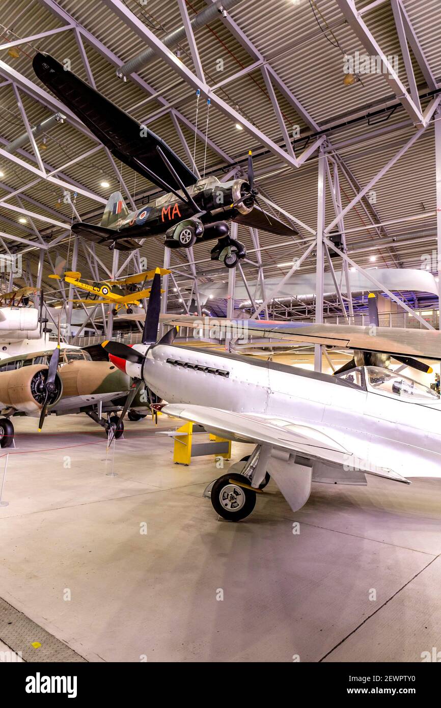 Airspace Aircraft Hall at Imperial war Museum, Duxford, Cambridgeshire, England UK mit Spitfire F24, Lysander MkIII und Avro Anson MkI Stockfoto